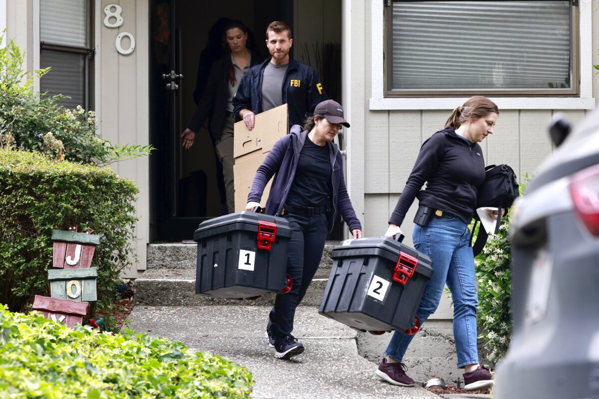 Các đặc vụ FBI đột kích một ngôi nhà trên đường Maiden Lane, được cho là nơi Thị trưởng Oakland Sheng Thao sinh sống, ở Oakland, California, hôm 20/06/2024. (Ảnh: Jessica Christian/San Francisco Chronicle qua AP)