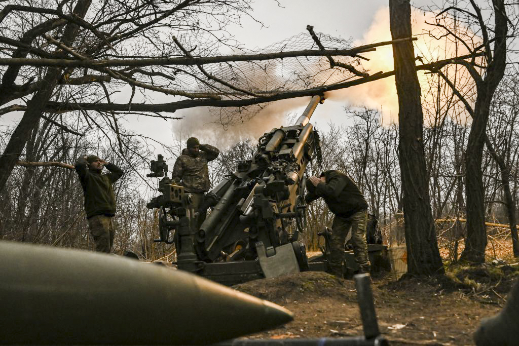 Binh sỹ Ukraine bắn bích kích pháo M777 vào các vị trí của Nga gần Bakhmut, miền đông Ukraine, vào ngày 17/03/2023. (Ảnh: Aris Messinis/AFP qua Getty Images)
