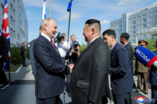 ẢNH TƯ LIỆU: Nhà lãnh đạo Bắc Hàn Kim Jong Un gặp Tổng thống Nga Vladimir Putin tại Phi trường Không gian Vostochny ở Amur Oblast thuộc Vùng Viễn Đông, Nga, vào ngày 13/09/2023 trong bức ảnh do Thông tấn xã Trung ương Triều Tiên của Bắc Hàn công bố này. (Ảnh: KCNA qua REUTERS/Ảnh tư liệu)