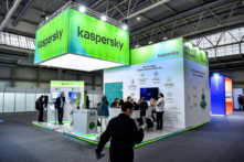 Khách tham quan ngồi tại gian hàng của công ty phát triển phần mềm chống virus Kaspersky Lab của Nga ở Barcelona, ​​​​Tây Ban Nha, vào ngày 28/02/2022. (Ảnh: Pau Barrena/AFP qua Getty Images)