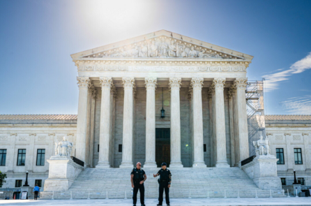 Tối cao Pháp viện Hoa Kỳ giữ nguyên lệnh cấm súng đối với những người chịu lệnh hạn chế liên quan đến bạo hành gia đình