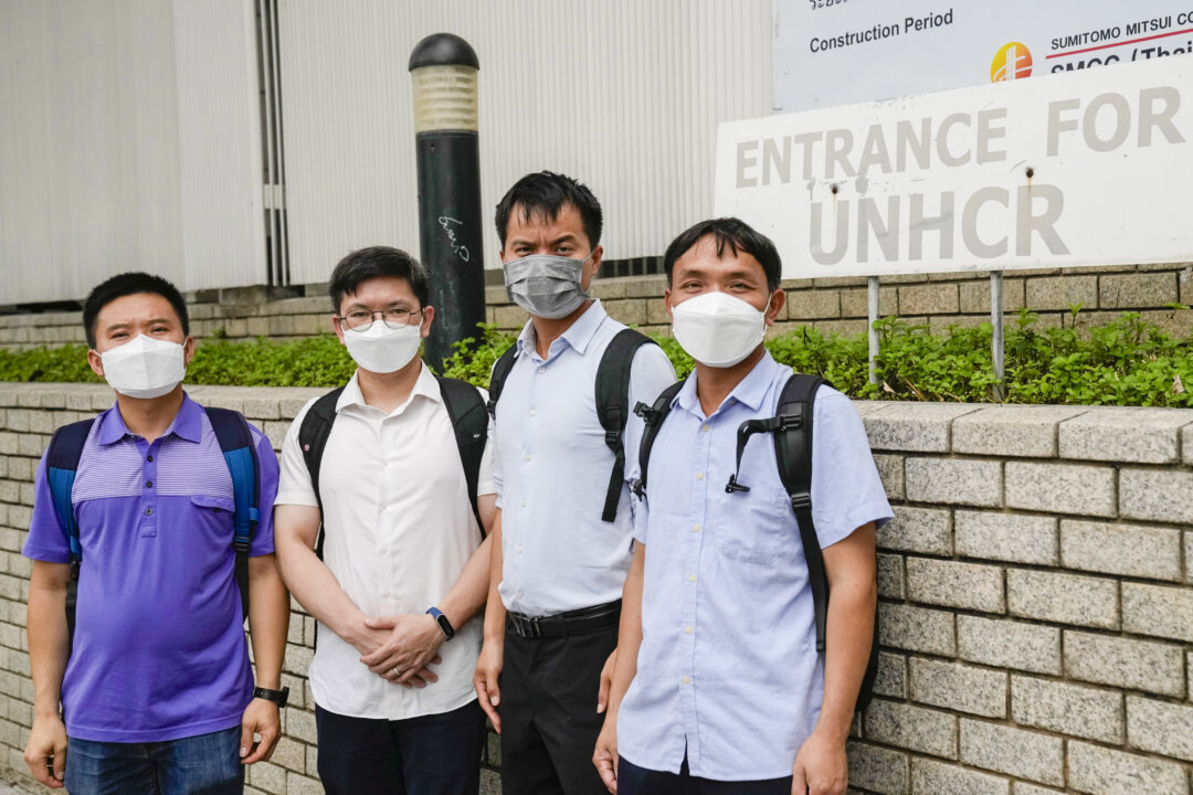 Các thành viên của Giáo hội Tin lành Cải Chánh Thâm Quyến ở Trung Quốc chuẩn bị nộp đơn xin tị nạn tại văn phòng Cao ủy Liên Hiệp Quốc về Người tị nạn ở Bangkok vào ngày 05/09/2022. (Ảnh: Sakchai Lalit/AP Photo)