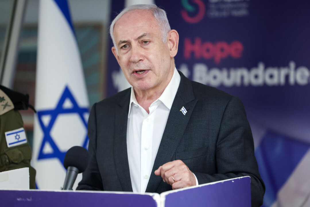 Thủ tướng Israel Benjamin Netanyahu trình bày trong một cuộc họp báo tại Trung tâm Y tế Sheba Tel-HaShomer, ở Ramat Gan, Israel, hôm 08/06/2024. (Ảnh: Jack Guez - Pool/Getty Images)