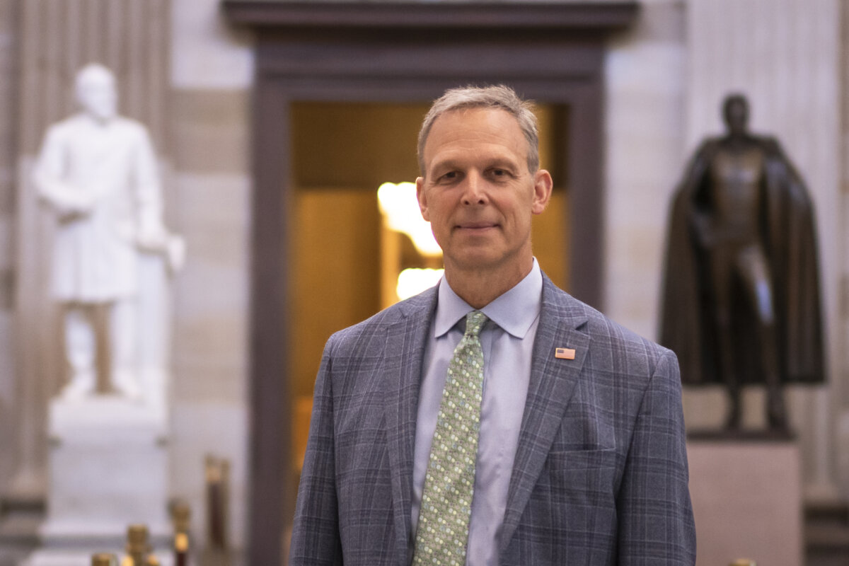 Dân biểu Scott Perry (Cộng Hòa-Pennsylvania) tại Vòm Rotunda trong Tòa nhà Quốc hội Hoa Kỳ ở Hoa Thịnh Đốn hôm 25/06/2024. (Ảnh: Madalina Vasiliu/The Epoch Times)