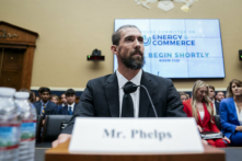 Ông Michael Phelps, cựu vận động viên Olympic, nói trong phiên một điều trần của Tiểu ban Giám sát và Điều tra về “Kiểm tra các Biện pháp Chống Doping trước Thế vận hội Olympics 2024” tại Capitol Hill hôm 25/06/2024. (Ảnh: Nathan Howard/Getty Images)