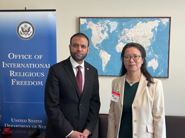 Ông Rashad Hussain (trái), đại sứ lưu động về tự do tôn giáo quốc tế, và học viên Pháp Luân Công Trương Ngọc Hoa tại buổi ra mắt báo cáo tự do tôn giáo của Bộ Ngoại giao ở Hoa Thịnh Đốn, hôm 26/06/2024. (Ảnh: Được đăng dưới sự cho phép của bà Trương Ngọc Hoa)