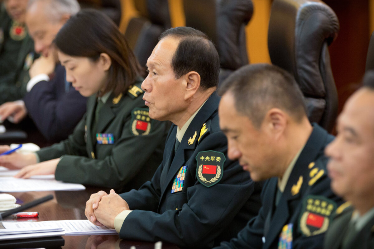 Bộ trưởng Quốc phòng Trung Quốc đương thời Ngụy Phượng Hòa (ở giữa) nói chuyện với Bộ trưởng Quốc phòng Hoa Kỳ đương thời Jim Mattis (không có trong ảnh) trong một cuộc họp tại tòa nhà Bát Nhất, Bắc Kinh, vào ngày 27/06/2018. (Ảnh: Mark Schiefelbein/Pool/AFP qua Getty Images)