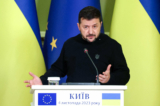 Tổng thống Ukraine Volodymyr Zelenskyy nói trong một cuộc họp báo chung với Chủ tịch Ủy ban Âu Châu sau cuộc hội đàm của họ ở Kyiv, vào ngày 04/11/2023. (Ảnh: Anatoli Stepanov / AFP qua Getty Images)