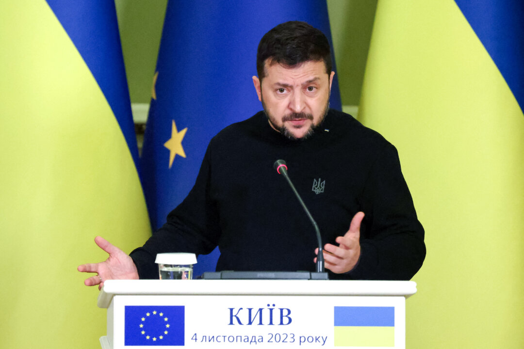 Tổng thống Ukraine Volodymyr Zelenskyy nói trong một cuộc họp báo chung với Chủ tịch Ủy ban Âu Châu sau cuộc hội đàm của họ ở Kyiv, vào ngày 04/11/2023. (Ảnh: Anatoli Stepanov / AFP qua Getty Images)