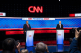 Cựu Tổng thống Donald J. Trump (trái) và Tổng thống Joe Biden (phải) trong cuộc tranh biện tổng thống ở Atlanta, Georgia, hôm 27/06/2024. (Ảnh: Madalina Vasiliu/The Epoch Times)