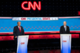 Cựu Tổng thống Donald J. Trump (bên trái) và Tổng thống Joe Biden (bên phải) trong cuộc tranh biện tổng thống ở Atlanta, Georgia, hôm 27/06/2024. (Ảnh: Madalina Vasiliu/The Epoch Times)