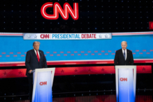 Cựu Tổng thống Donald J. Trump (bên trái) và Tổng thống Joe Biden (bên phải) trong cuộc tranh biện tổng thống ở Atlanta, Georgia, hôm 27/06/2024. (Ảnh: Madalina Vasiliu/The Epoch Times)