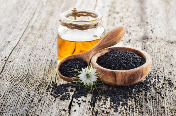 Hạt thì là đen và dầu. (Ảnh: Dionisvera/Shutterstock)
