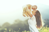 Trong bản tính thiên bẩm của người phụ nữ đã bao hàm tình mẫu tử, giúp con trẻ cảm nhận được tình yêu thương của mẹ ngay từ khi còn ở trong bụng. Tình mẫu tử không ai thay thế được. (Ảnh: Evgeny Atamanenko/Shutterstock)