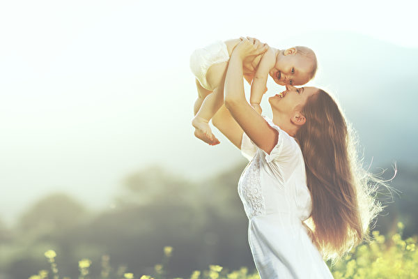 Trong bản tính thiên bẩm của người phụ nữ đã bao hàm tình mẫu tử, giúp con trẻ cảm nhận được tình yêu thương của mẹ ngay từ khi còn ở trong bụng. Tình mẫu tử không ai thay thế được. (Ảnh: Evgeny Atamanenko/Shutterstock)