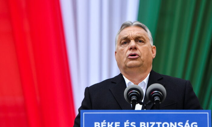 Thủ tướng Hungary Viktor Orban diễn thuyết trong cuộc tập hợp kết thúc chiến dịch bầu cử của ông ở Szekesfehervar, Hungary, vào ngày 01/04/2022. (Ảnh: Marton Monus/Reuters)
