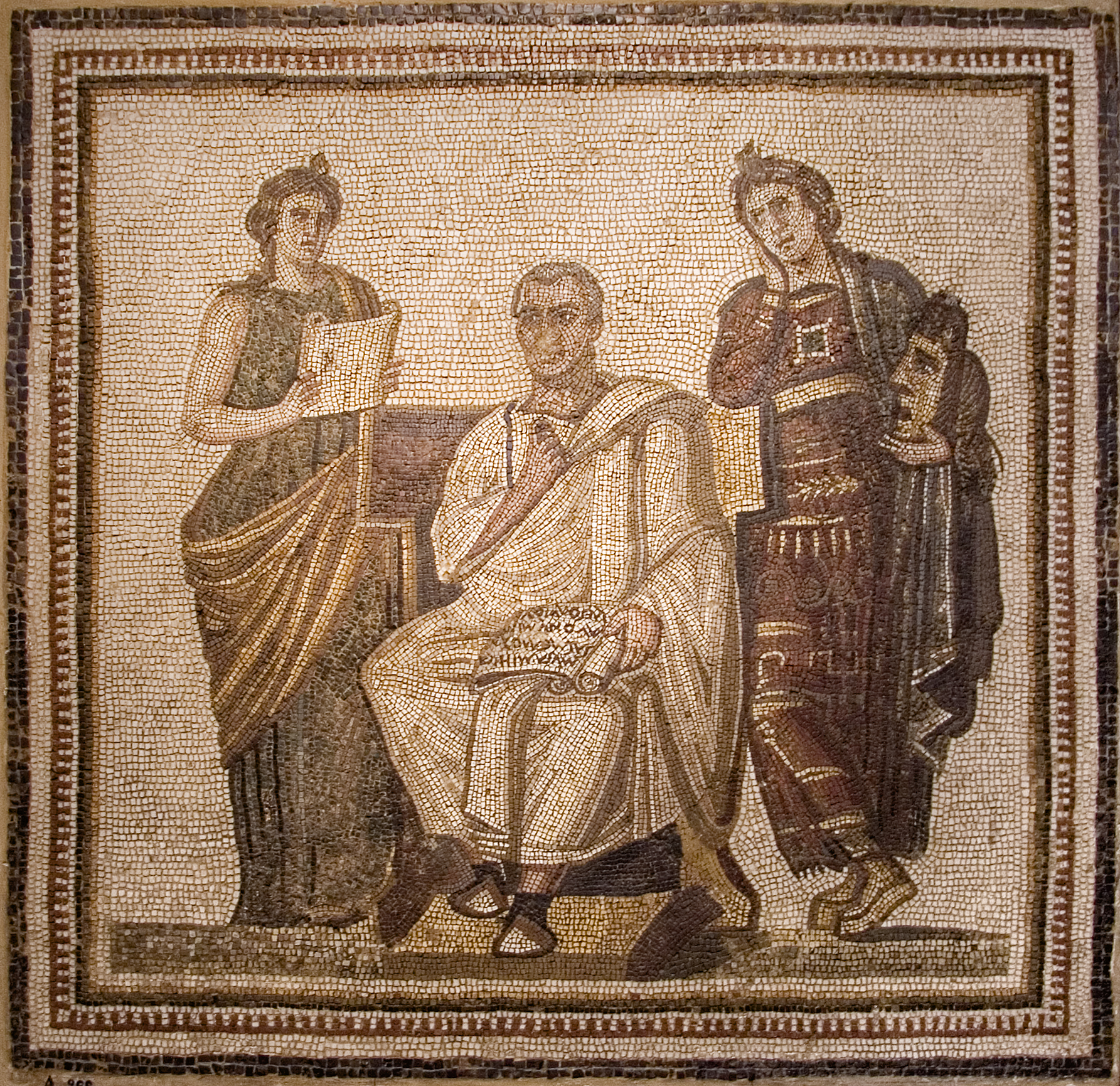 Thi hào vĩ đại người Latinh Virgil, cầm sử thi “Aenid” và được hai nàng thơ “Clio” (Lịch sử) và “Melpomene” (Bi kịch) vây quanh. Bức tranh khảm ở thế kỷ thứ 3 này được phát hiện ở Sousse, Tunisia. Bảo tàng Bardo ở Tunis, Tunisia. (Ảnh: Tư liệu công cộng)