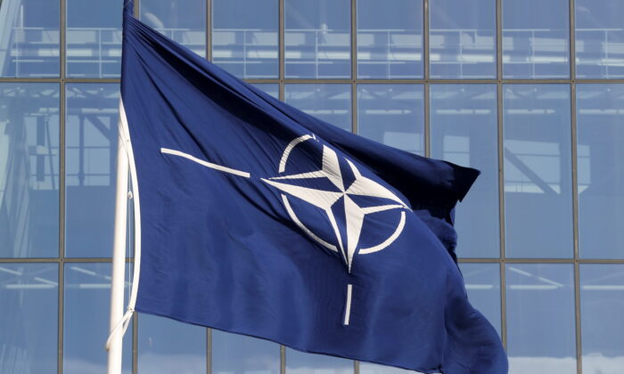 Cờ NATO được treo tại trụ sở chính của Liên minh này trước cuộc họp Các Bộ trưởng Quốc phòng NATO, tại Brussels, vào ngày 21/10/2021. (Ảnh: Pascal Rossignol/Reuters)