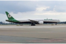 Phi cơ lăn bánh nhầm vào bến đậu, tông gãy cột đèn tại phi trường Tân Sơn Nhất