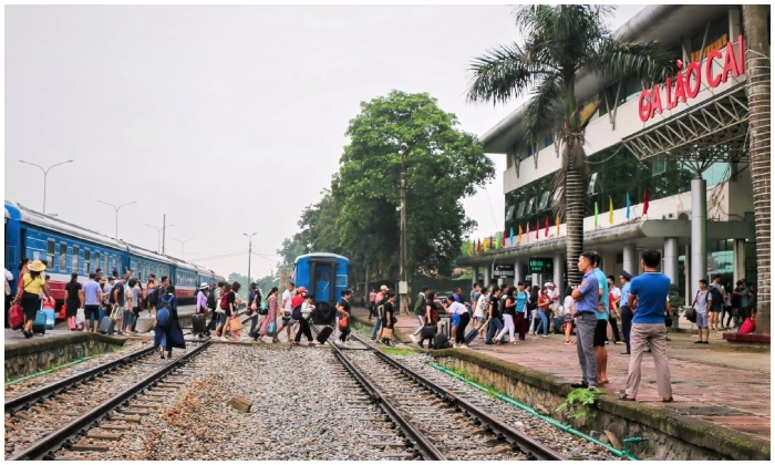 ném đá lên xe lửa đang chạy
