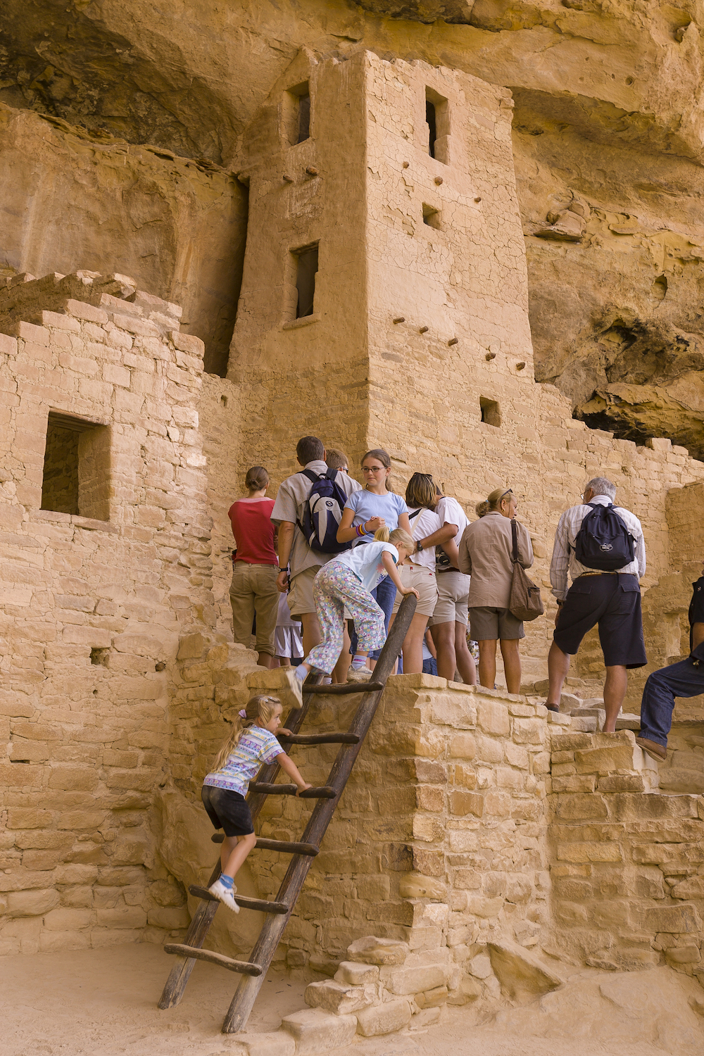 Du khách hiện đại khám phá những tàn tích của Cliff Palace. (Ảnh: Rob Crandall/Shutterstock)