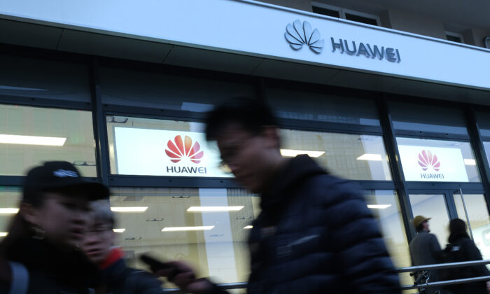 Người dân đi ngang qua một trung tâm dịch vụ khách hàng của Huawei ở Berlin vào ngày 12/03/2019. (Ảnh: Sean Gallup/Getty Images)