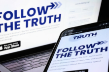 Trong bức hình minh họa này, màn hình chờ của nền tảng và ứng dụng “Truth Social” được nhìn thấy ở London, vào ngày 04/01/2022. (Ảnh: Leon Neal/Getty Images)