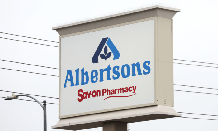 Logo của Albertsons được đặt ở trước một cửa hàng bán lẻ Albertsons ở Los Angeles vào ngày 14/10/2022. (Ảnh: Mario Tama/Getty Images)