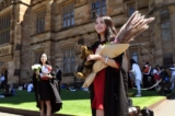 Một sinh viên đến từ Trung Quốc tạo dáng chụp ảnh khi tốt nghiệp Đại học Sydney, vào ngày 12/10/2017. (Ảnh: William West/AFP qua Getty Images)