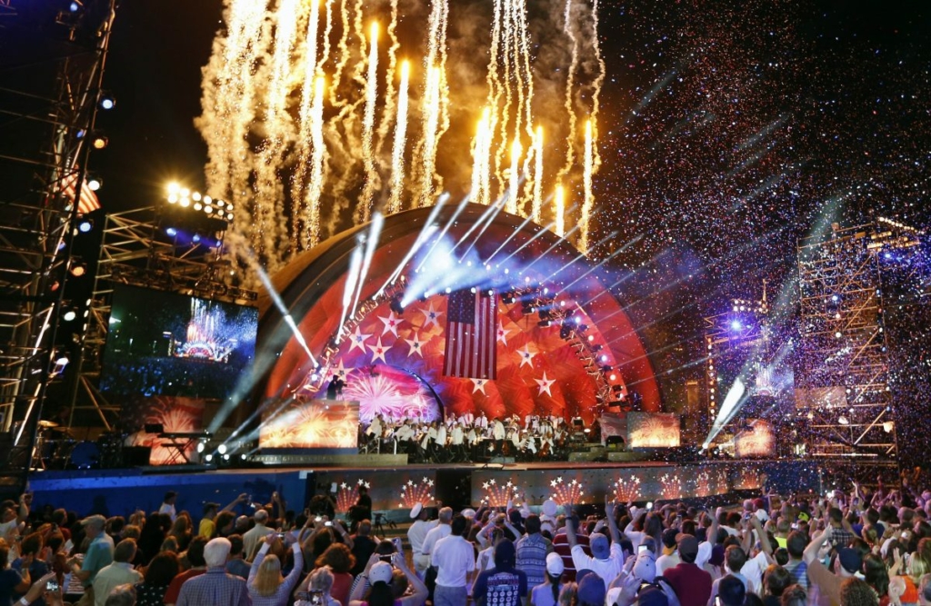 Pháo bông được bắn từ Hatch Shell trong buổi diễn tập cho Lễ hội pháo bông Boston Pops thường niên ở Esplanade, Boston, vào ngày 03/07/2016. (Ảnh: Michael Dwyer/AP Photo)