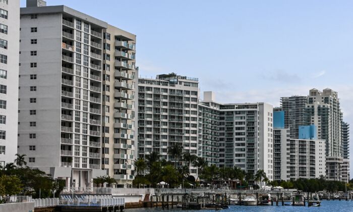 Các tòa nhà chung cư gần bãi biển Miami, Florida, vào ngày 20/01/2022. (Ảnh: Chandan Khanna/AFP qua Getty Images)