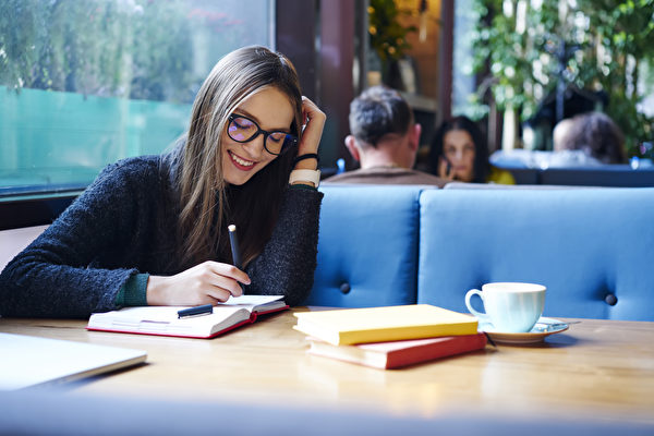 Áp dụng lối suy nghĩ “TO BE”, đặt tầm nhìn ở bên trong con người, để những nguyện vọng sâu thẳm bên trong và những ý định ban đầu được biểu hiện ra bề mặt.