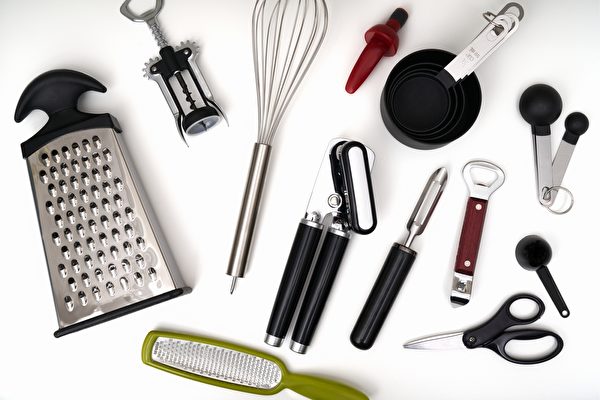 khi đi du lịch, quý vị có thể mang theo một số dụng cụ đơn giản như dụng cụ mở hộp, dụng cụ gọt vỏ rau củ và các dụng cụ nhỏ khác. (Ảnh: Shutterstock)