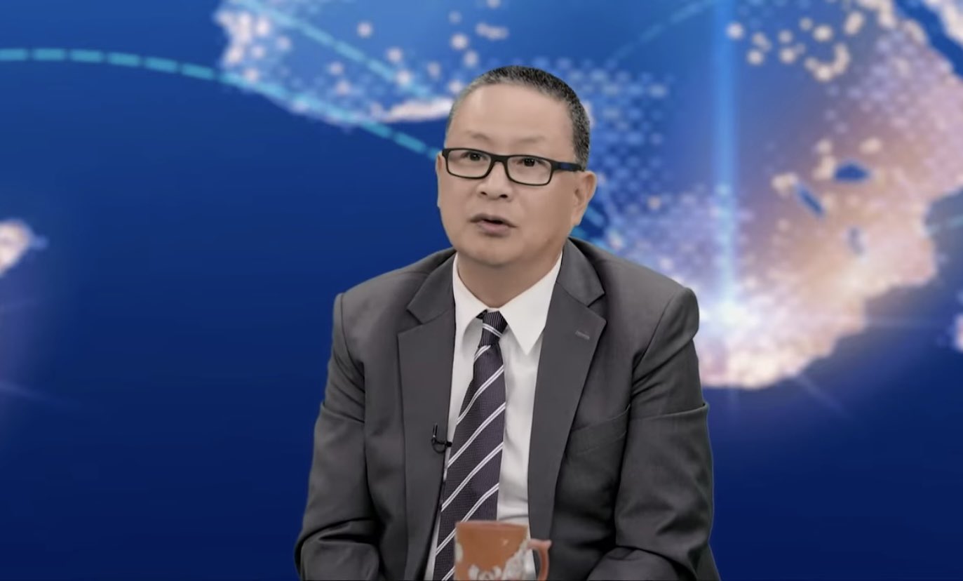 Doanh nhân Hồ Lực Nhậm, hiện đang sinh sống tại Hoa Kỳ, đã trả lời phỏng vấn của Đài truyền hình NTD vào tháng 05/2024. (Ảnh: Chụp màn hình từ Đài truyền hình NTD)