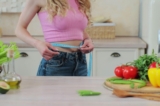 Vòng eo lớn có thể là dấu hiệu của quá nhiều mỡ nội tạng. (Ảnh: Alpaka Video/Shutterstock)