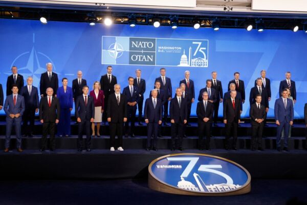 Các nhà lãnh đạo các quốc gia tham dự hội nghị thượng đỉnh kỷ niệm 75 năm thành lập NATO tại Thủ đô Hoa Thịnh Đốn, Hoa Kỳ chụp ảnh lưu niệm vào hôm 10/07/2024. (Ảnh: Ludovic Marin/AFP)