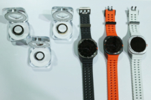 Samsung Galaxy Ring (trái) và Samsung Galaxi Watch Ultra trưng bày tại sự kiện ra mắt Samsung Galaxy Unpacked ở Trung tâm mua sắm Carrousel du Louvre, Paris, Pháp vào ngày 10/07/2024. (Ảnh: Emmanuel Dunand/AFP qua Getty Images)