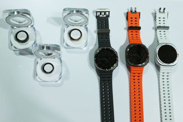 Samsung Galaxy Ring (trái) và Samsung Galaxi Watch Ultra trưng bày tại sự kiện ra mắt Samsung Galaxy Unpacked ở Trung tâm mua sắm Carrousel du Louvre, Paris, Pháp vào ngày 10/07/2024. (Ảnh: Emmanuel Dunand/AFP qua Getty Images)
