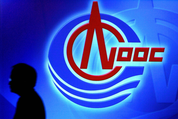 Tổng công ty Dầu khí Hải dương Trung Quốc (CNOOC), nơi phất lên của ông Tăng Khánh Hồng, liên tục bị chính quyền Trung Quốc thanh trừng trong những năm gần đây. Hình ảnh logo của CNOOC. (Ảnh: Philippe Lopez/AFP qua Getty Images)