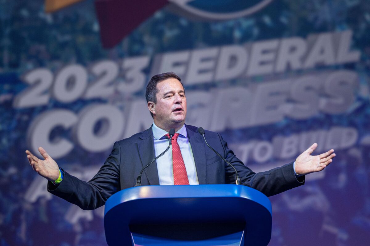 Ông John Steenhuisen của đảng đối lập chính ở Nam Phi Liên minh Dân chủ (DA), đối thủ cho vị trí đứng đầu liên bang, diễn thuyết trước Đại hội Liên bang của đảng ông ở Johannesburg, hôm 02/04/2023. (Ảnh: Michele Spatari/AFP qua Getty Images)