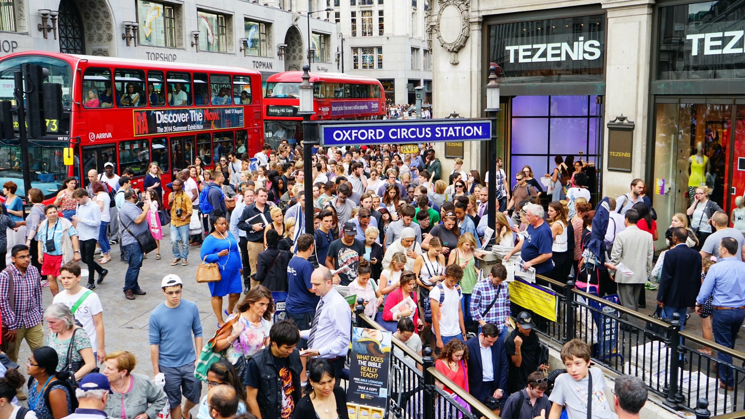 Trên những con phố đông đúc ở London, khi vô tình va phải nhau, cả hai đều nói lời xin lỗi. (Ảnh: Threerivers11/Dreamstime.com.)