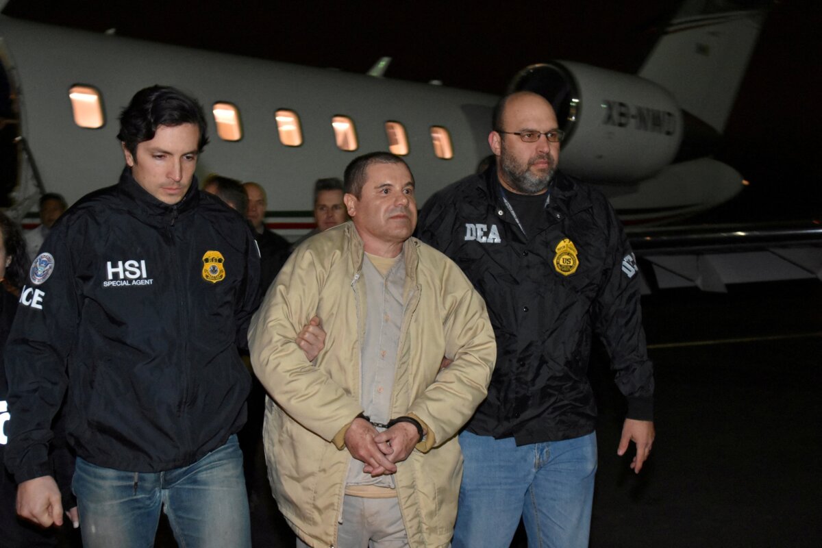 Trùm ma túy hàng đầu Mexico Joaquin “El Chapo” Guzman được áp giải đến phi trường Long Island MacArthur ở New York vào ngày 19/01/2017, sau khi bị dẫn độ từ Mexico. (Ảnh: Các quan chức Hoa Kỳ/Tư liệu phát tay qua Reuters)