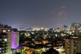 Hệ thống chống phi đạn Vòm Sắt (Iron Dome) của Israel chặn hỏa tiễn phóng từ Dải Gaza, trong cuộc xung đột đang diễn ra giữa Israel và nhóm Hồi Giáo người Palestine Hamas, nhìn từ Ashkelon, Israel, hôm 01/01/2024. (Ảnh: Amir Cohen/Reuters)