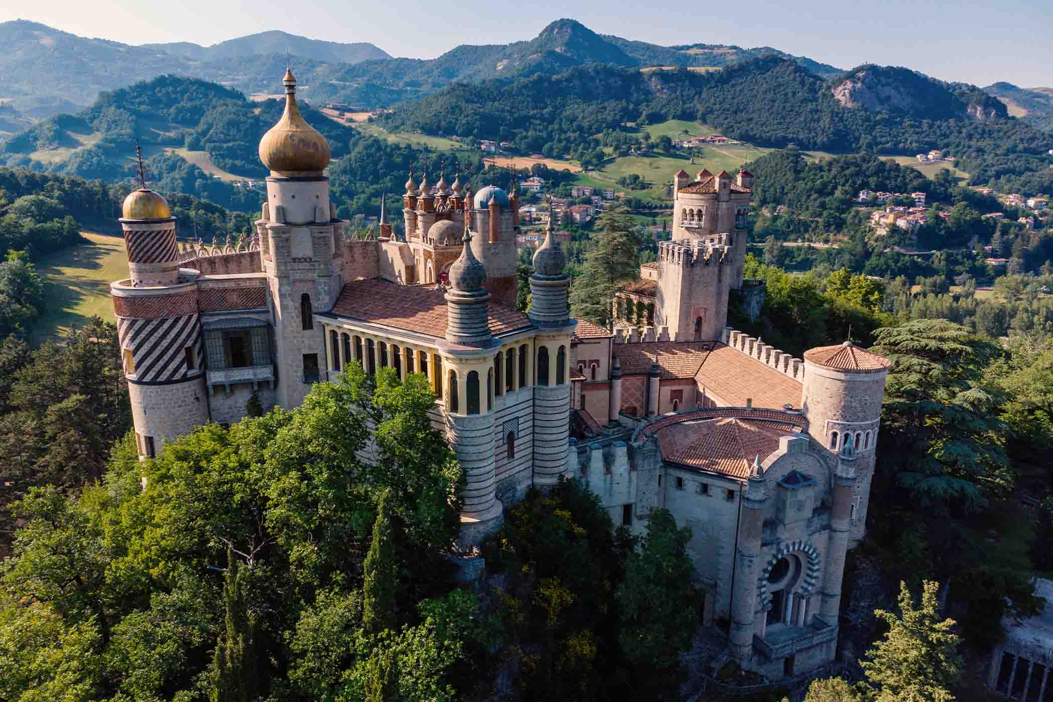 Khung cảnh pháo đài Rocchetta Mattei, phía nam thành phố Bologna, nhìn từ trên không. (Ảnh: Pio3/Shutterstock)