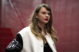 Ca sỹ Taylor Swift vào sân vận động Arrowhead trước khi trận đấu bóng bầu dục NFL giữa hai đội Kansas City Chiefs và Cincinnati Bengals bắt đầu, ở thành phố Kansas, Missouri, vào ngày 31/12/2023. (Ảnh: Ed Zurga/AP Photo)