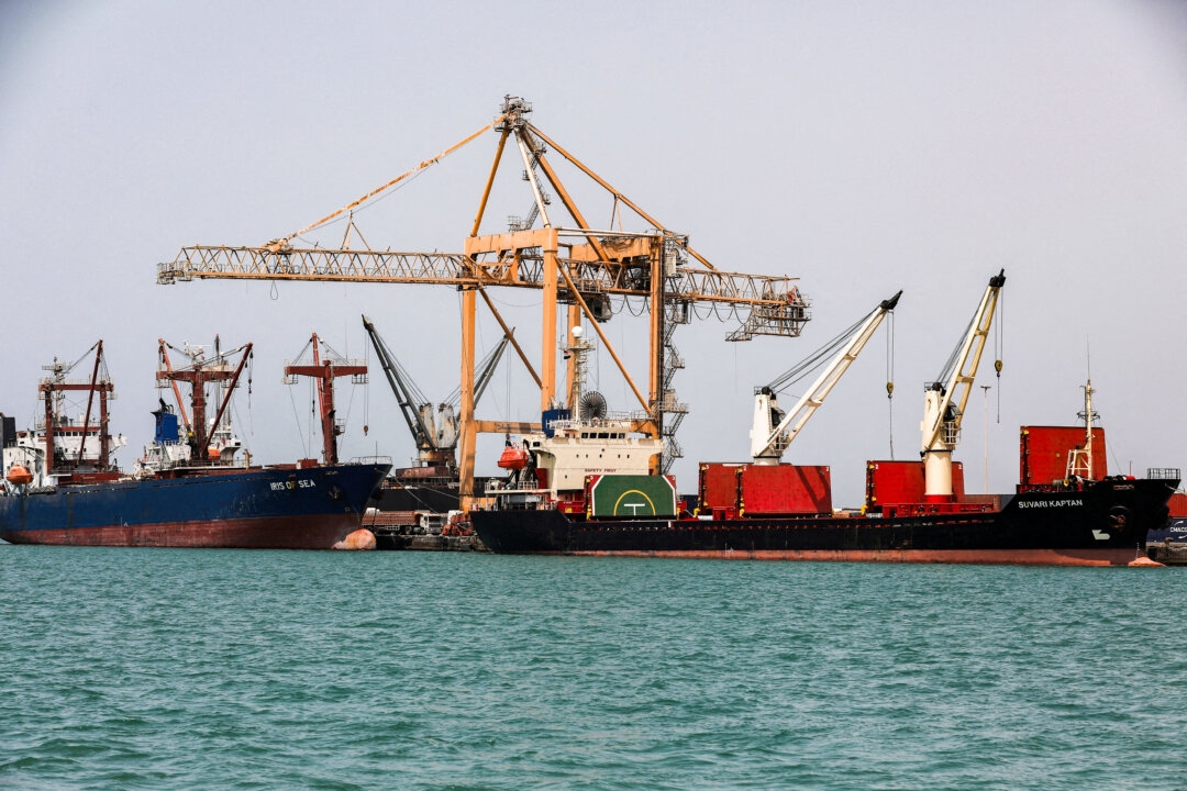 Các tàu thương mại cập cảng Hodeidah, Yemen, ở khu vực Hồng Hải do Houthi kiểm soát vào ngày 25/02/2023. (Ảnh: Khaled Abdullah/Reuters)