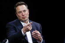 Ông Elon Musk làm cử chỉ khi tham dự hội nghị Viva Technology tại trung tâm triển lãm Porte de Versailles ở Paris, Pháp, vào ngày 16/06/2023. (Ảnh: Gonzalo Fuentes/Reuters)