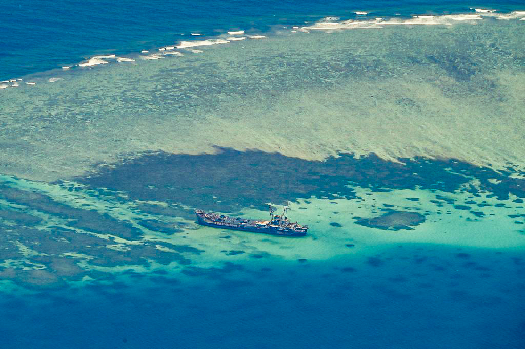 Tàu BRP Sierra Madre của Philippines chủ tâm bị mắc cạn đang đóng vai trò là tiền đồn của Philippines tại Bãi cạn Second Thomas ở Biển Đông hôm 09/03/2023. (Ảnh: Jam Sta Rosa/AFP qua Getty Images)