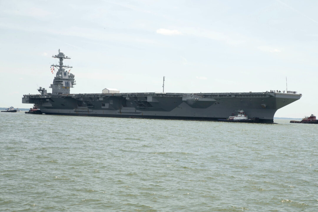 Hàng không mẫu hạm USS Gerald R. Ford (CVN78) được các tàu kéo đẩy khi tiến vào Xưởng đóng tàu Huntington Ingalls Newport News Shipbuilding ở Newport News, Virginia, vào ngày 15/07/2018. (Ảnh: Chuyên viên Truyền thông Đại chúng Bậc 2 Cat Campbell/Hải quân Hoa Kỳ)