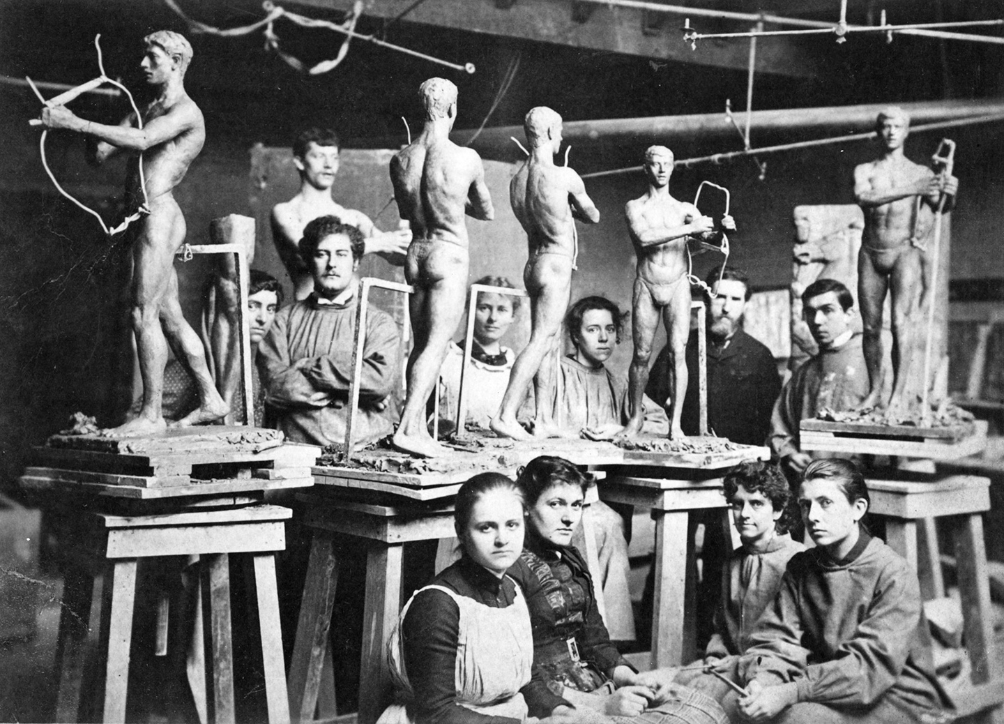 Điêu khắc gia Augustus Saint-Gaudens đang giảng dạy tại trường nghệ thuật Arts Students League ở góc Đại lộ số 5 và Phố 16 ở Thành phố New York, khoảng năm 1875. Cục Công viên Quốc gia. (Ảnh: Tư liệu công cộng)